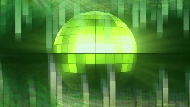 Compuesto Digital Bola Disco Giratoria Brillante Contra Luz Verde — Vídeo de stock