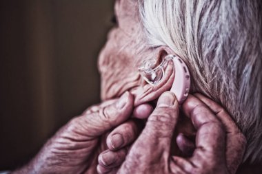Hastanede, yakın çekim üst düzey hasta kulakta ekleme işitme cihazı doktor