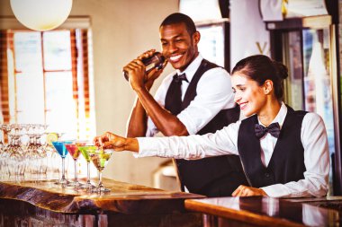 Gülümseyen kadın barmen kokteyl bar sayaç üzerinde zeytin ile süsleme
