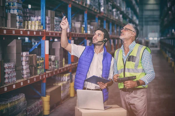 Compañero Trabajo Buscando Almacén — Foto de Stock