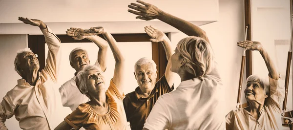 Bir Emeklilik Egzersizleri Yapıyor Yaşlılar — Stok fotoğraf