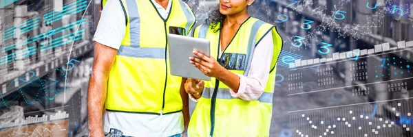 Diagrama Genes Fundo Branco Contra Trabalhadores Armazém Discutindo Com Tablet — Fotografia de Stock