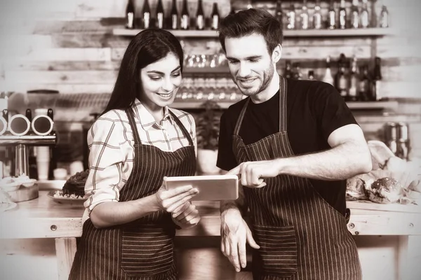 Cameriere Cameriere Che Utilizzano Tablet Digitale Bancone Nel Caffè — Foto Stock