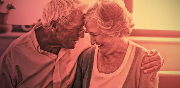 Idősebb Pár Ragaszkodás Egymást Egy Nyugdíjas Otthon — Stock Fotó