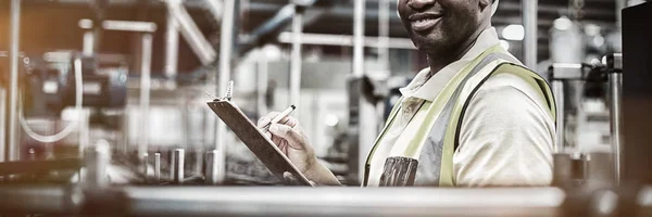 Retrato Del Trabajador Fábrica Sonriente Escribiendo Portapapeles Fábrica —  Fotos de Stock