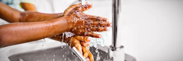 Hermanos Sonrientes Lavándose Mano Cocina Casa Primer Plano — Foto de Stock