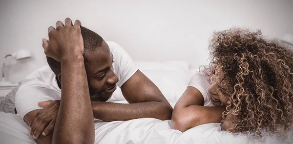 Genç Çift Yatakta Yatarken Yatak Odasında Konuşuyor — Stok fotoğraf