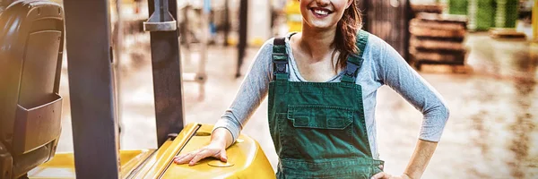 Portret Van Vrouwelijke Fabrieksarbeider Permanent Dranken Productie Fabriek — Stockfoto