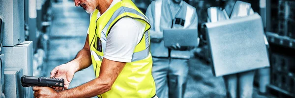 Trabajador Está Trabajando Cajas Cartón Con Sus Colegas Almacén — Foto de Stock