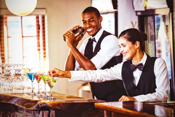 Ler Kvinnlig Bartendern Garnering Cocktail Med Olivolja Bardisk — Stockfoto