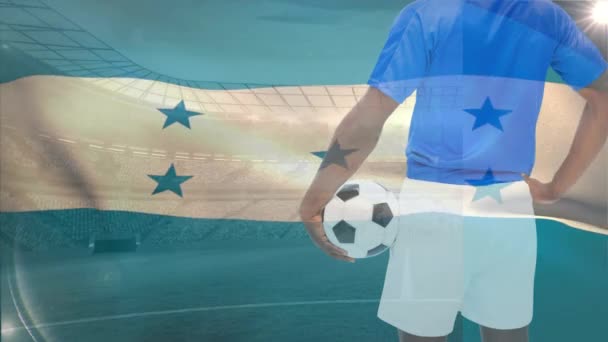 足球运动员的动画谁举行足球对洪都拉斯国旗背景 — 图库视频影像