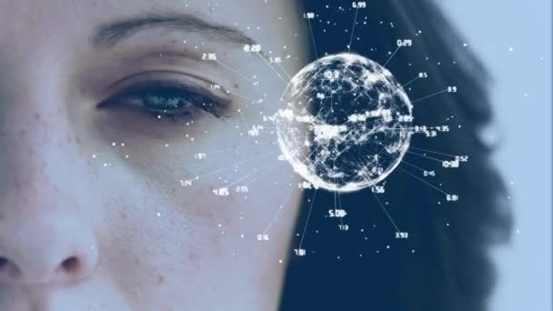 Бічний Погляд Анімація Повільного Відкриття Очей Жінки Глобусом Повертається Передньому — стокове відео