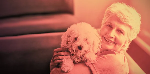 老人ホームで犬を保持している年配の女性 — ストック写真