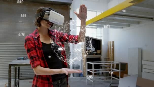 Vista Lateral Uma Jovem Mulher Descobrindo Capacete Realidade Virtual Garagem — Vídeo de Stock