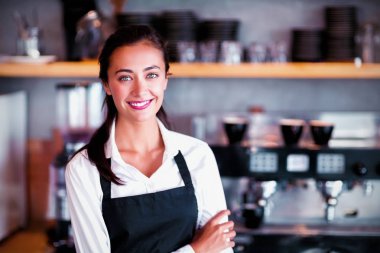 Gülümseyen garson silah ile ayakta portresi kafede geçti