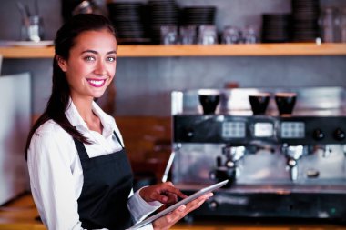 Gülümseyen garson dijital tablet kafede kullanma portresi