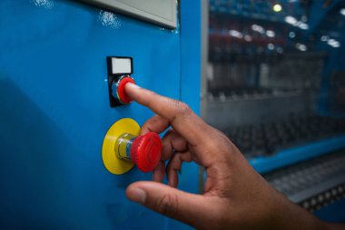 El elektrikli bir odada kırmızı bir düğmeye basarak