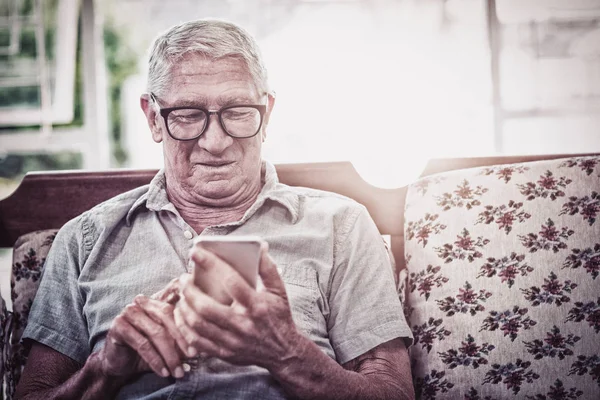 Старший Мужчина Помощью Мобильного Телефона Дому — стоковое фото