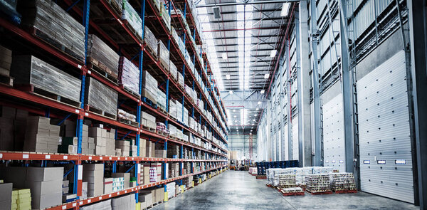 Продукция, размещенная на стойке на светящемся заводе
