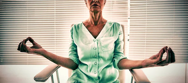 Äldre Kvinna Gör Yoga Stol Fitnesstudio — Stockfoto