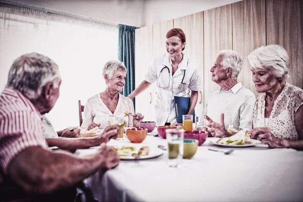 Pensionärer Lunch Med Sjuksköterska Pension House — Stockfoto
