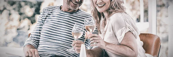 Retrato Casal Maduro Sorridente Segurando Copos Vinho Restaurante — Fotografia de Stock