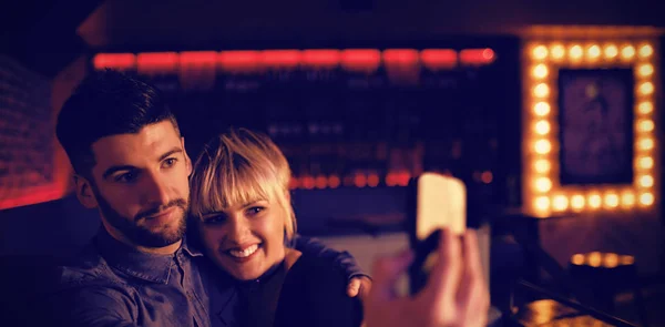 Sorrindo Casal Tirando Selfie Celular Bar — Fotografia de Stock