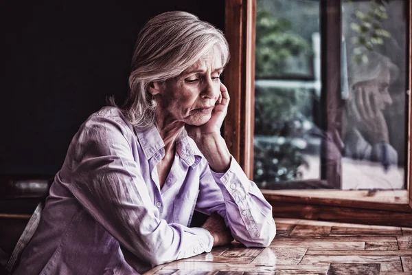 Smutny Starszy Kobieta Siedzi Przy Stoliku Kawiarni Sklep — Zdjęcie stockowe