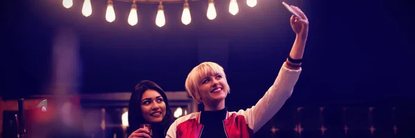 Amigos Sonrientes Tomando Una Selfie Mientras Toman Vino Bar — Foto de Stock