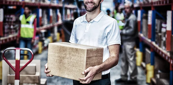 Retrato Trabalhador Está Segurando Caixas Papelão Sorrindo Para Câmera Armazém — Fotografia de Stock