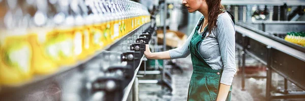 Trabajadora Femenina Inspeccionando Línea Producción Fábrica Producción Bebidas — Foto de Stock