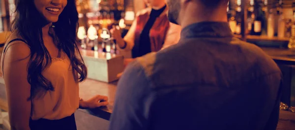 Smiling Friends Interacting Counter Bar — Stock Photo, Image