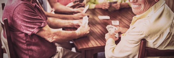 Les Aînés Jouent Aux Cartes Ensemble Dans Une Maison Retraite — Photo