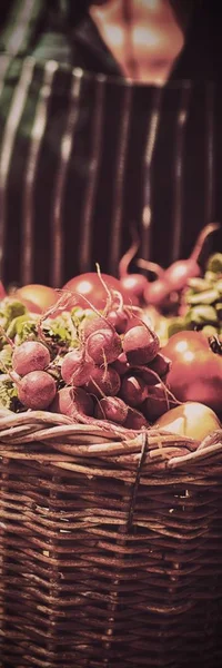 Sección Media Agricultora Sosteniendo Una Cesta Verduras Viñedo — Foto de Stock
