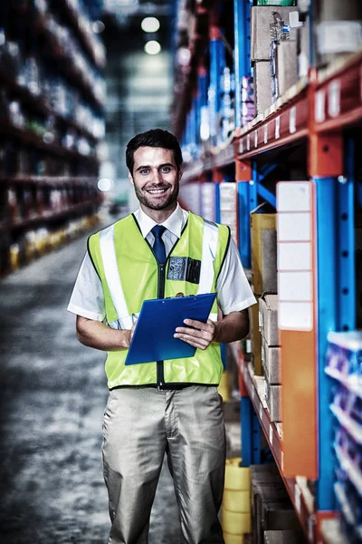 Trabajador Con Portapapeles Mirando Cámara Almacén — Foto de Stock