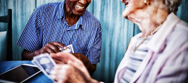 Sorrindo Seniores Amigos Masculinos Femininos Jogando Cartas Mesa Casa Repouso — Fotografia de Stock