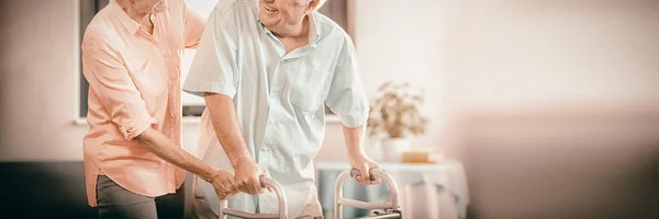 Mulher Sênior Feliz Ajudando Homem Sênior Andar Com Walker — Fotografia de Stock