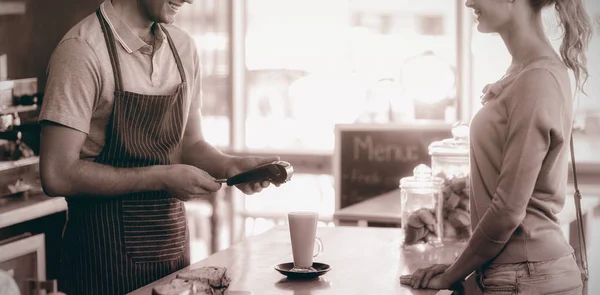 Клієнт Здійснює Оплату Через Платіжний Термінал Лічильником Кафе — стокове фото