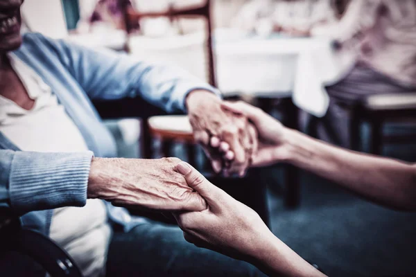 Sjuksköterskan Tar Hand Äldre Kvinna Pension House — Stockfoto