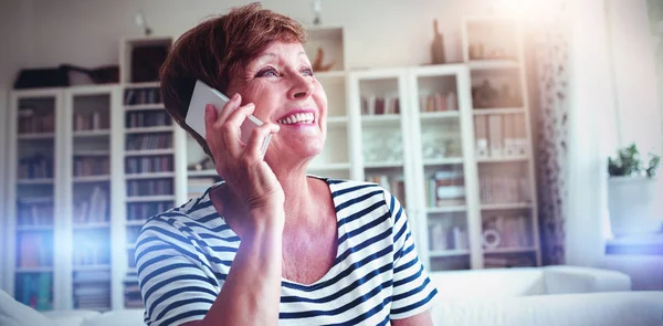 Seniorkvinne Som Snakker Mobiltelefon Stua Hjemme – stockfoto