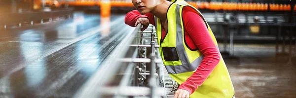 Vrouwelijke Fabrieksarbeider Controleren Transportband Dranken Productie Fabriek — Stockfoto