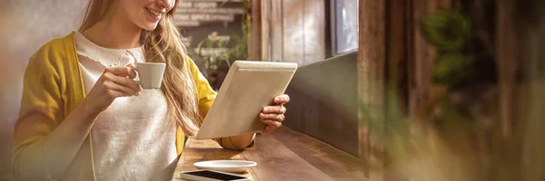 Mulher Sorrindo Bebendo Café Usando Tablet Café — Fotografia de Stock