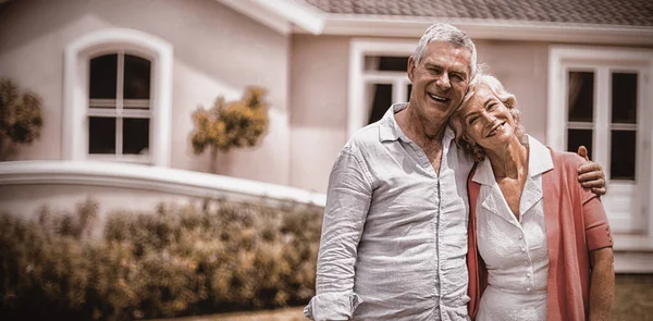 Sorridente Coppia Anziana Con Braccia Intorno Piedi Fuori Casa Cortile — Foto Stock