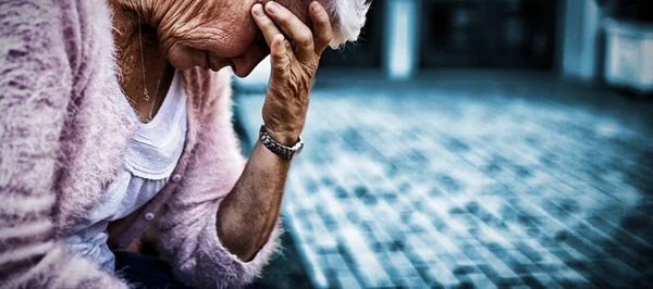 Bakım Evi Karşı Kafa Ile Bankta Oturmuş Depresif Kadın Kıdemli — Stok fotoğraf