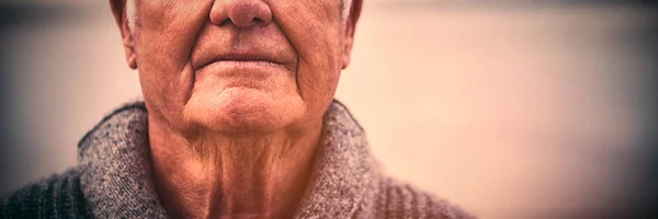 Uomo Anziano Con Gli Occhi Chiusi Piedi Sulla Spiaggia — Foto Stock