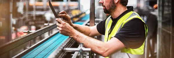 Attente Fabrieksarbeider Met Behulp Van Een Digitaal Tablet Fabriek — Stockfoto