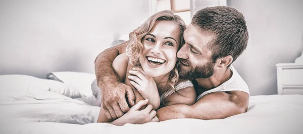 Gelukkige Jonge Paar Omarmen Bed Slaapkamer — Stockfoto