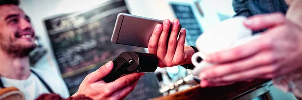 Klant Met Cellphone Staan Met Mannelijke Barista Café — Stockfoto