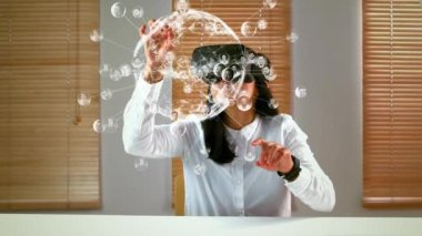 Animasyon kadın kullanır bir 3d gözlük oturma odasında ve görür ve dijital dünya dokunur 