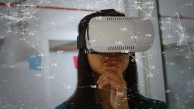 Vr kulaklık kullanarak ve farklı çizgiler veri bağlantıları sayılarla gösterilen bakarak kadının dijital bileşik